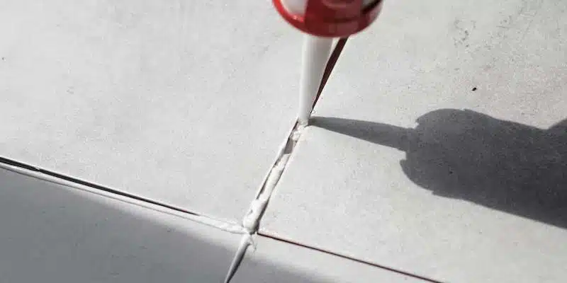 Blog perusahaan terbaru tentang Mengelola Kerugian Kinerja dalam Sealants Terpapar Panas, Kelembaban, dan Gerakan